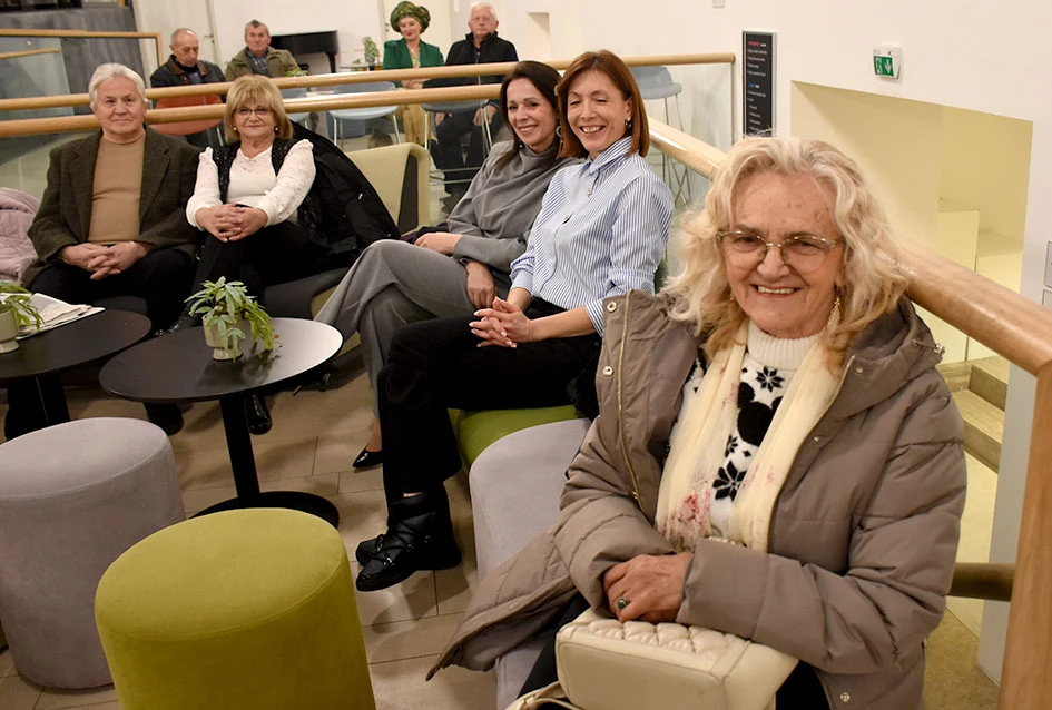 Poezija i makrame Slavice Šperande oduševili posjetitelje Gradske knjižnice Požega