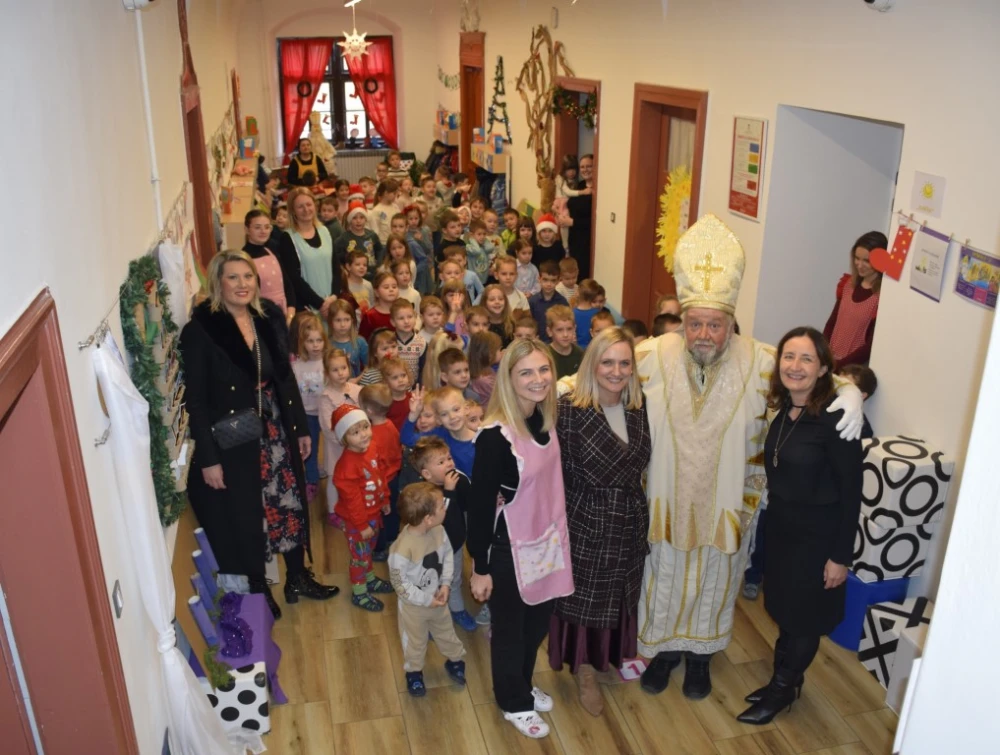 Toplina koja grije dušu: Sveti Nikola donio radost najmlađima u Požegi