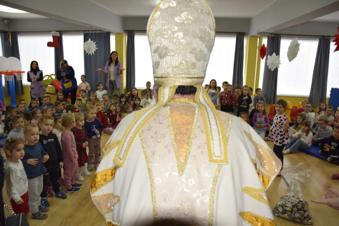 Toplina koja grije dušu: Sveti Nikola donio radost najmlađima u Požegi