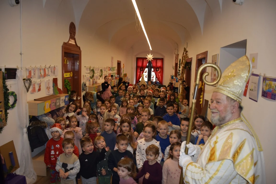 Toplina koja grije dušu: Sveti Nikola donio radost najmlađima u Požegi