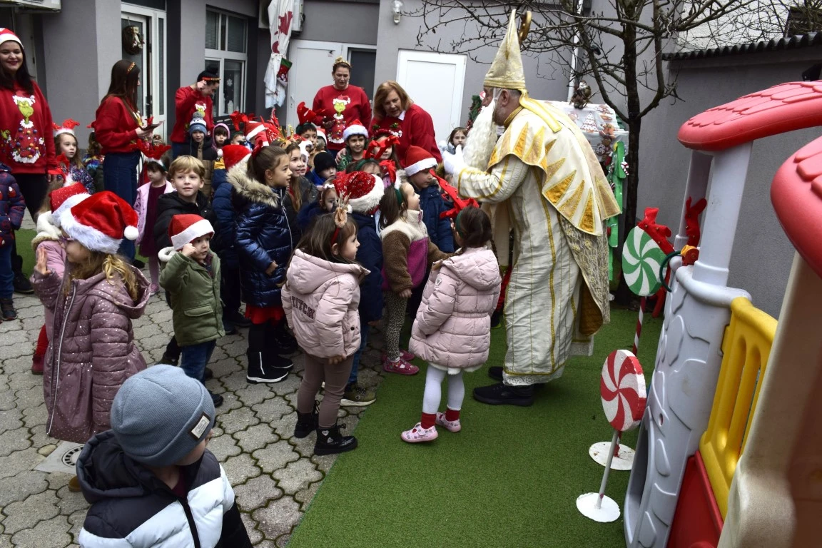 Toplina koja grije dušu: Sveti Nikola donio radost najmlađima u Požegi