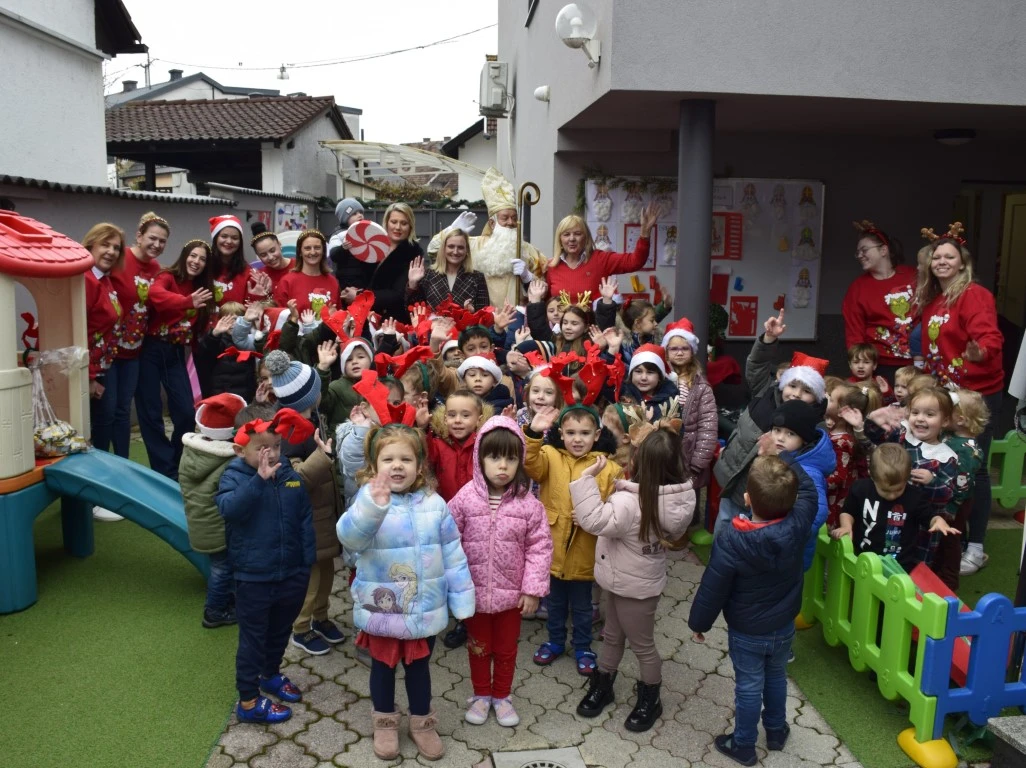 Toplina koja grije dušu: Sveti Nikola donio radost najmlađima u Požegi