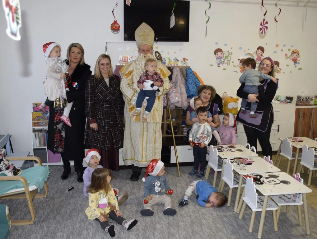 Toplina koja grije dušu: Sveti Nikola donio radost najmlađima u Požegi