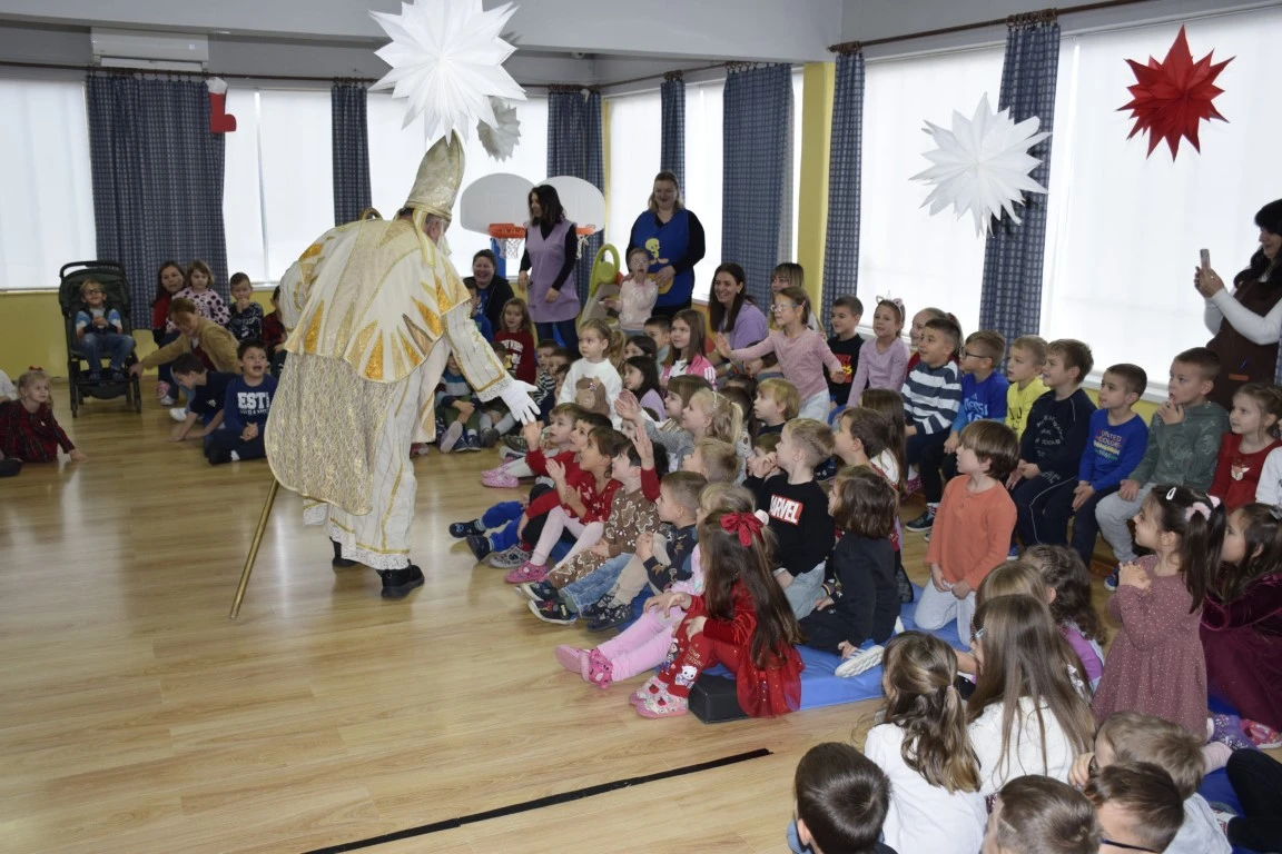 Toplina koja grije dušu: Sveti Nikola donio radost najmlađima u Požegi