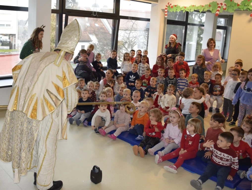 Toplina koja grije dušu: Sveti Nikola donio radost najmlađima u Požegi