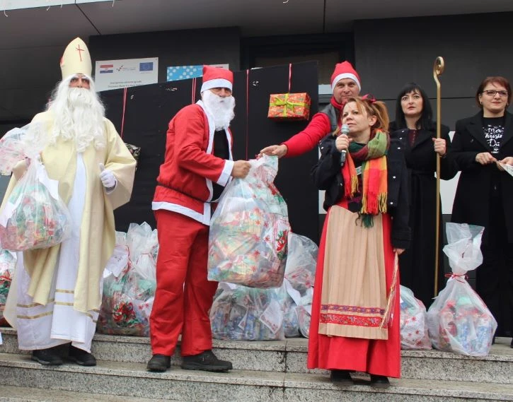 Motomrazovi donijeli radost: Pleternički motociklisti razveselili stotine djece povodom svetog Nikole
