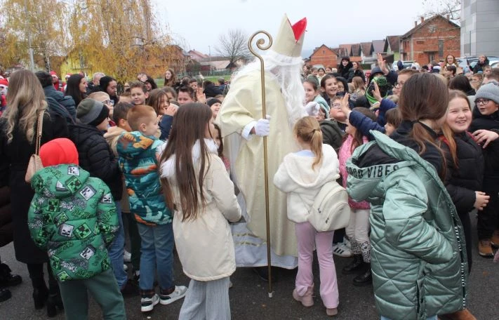Motomrazovi donijeli radost: Pleternički motociklisti razveselili stotine djece povodom svetog Nikole