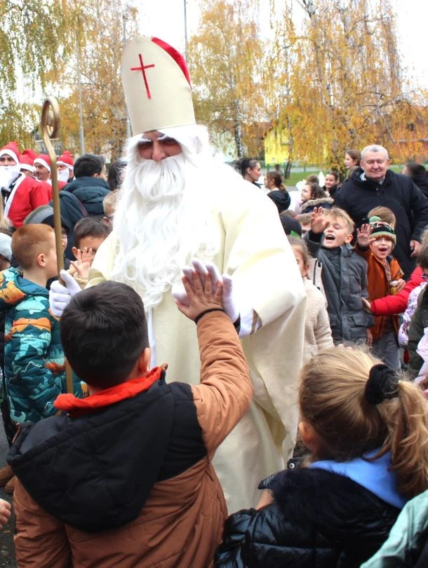 Motomrazovi donijeli radost: Pleternički motociklisti razveselili stotine djece povodom svetog Nikole