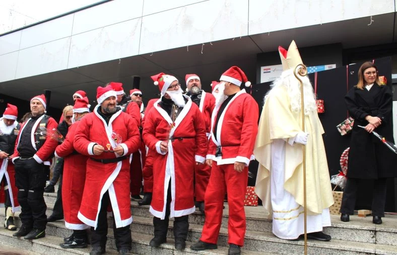 Motomrazovi donijeli radost: Pleternički motociklisti razveselili stotine djece povodom svetog Nikole