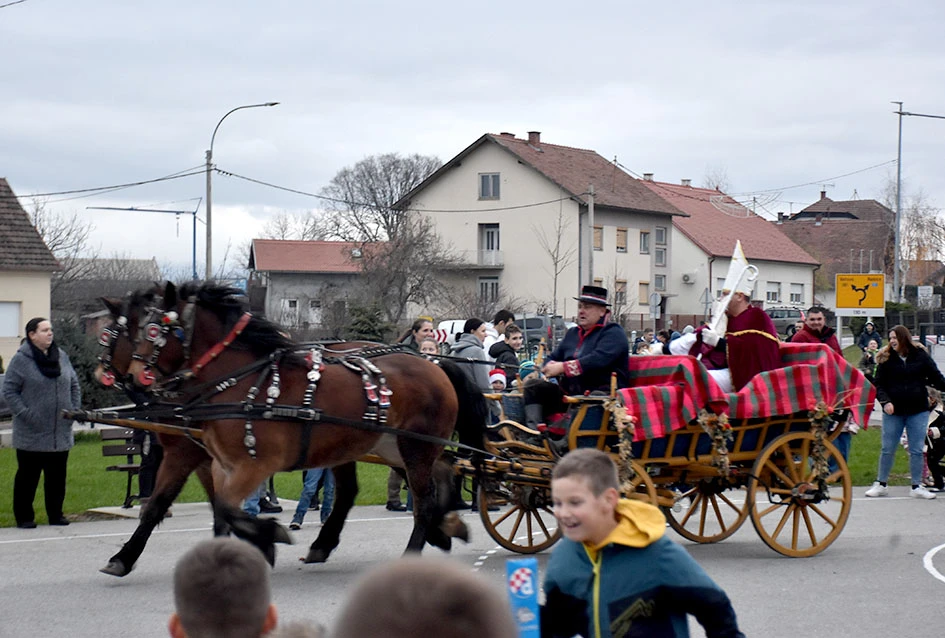 Sveti Nikola stigao u Jakšić; djeca uživala u pjesmi, plesu i poklonima