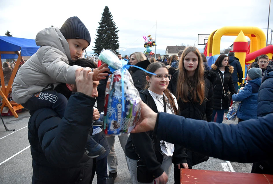 Sveti Nikola stigao u Jakšić; djeca uživala u pjesmi, plesu i poklonima