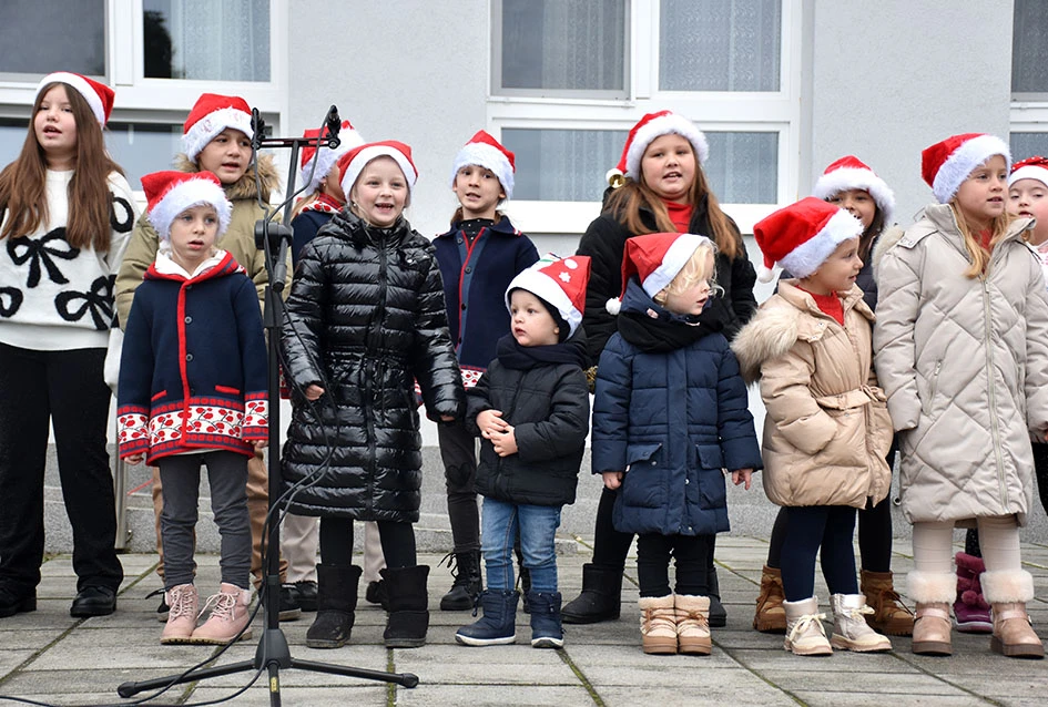 Sveti Nikola stigao u Jakšić; djeca uživala u pjesmi, plesu i poklonima