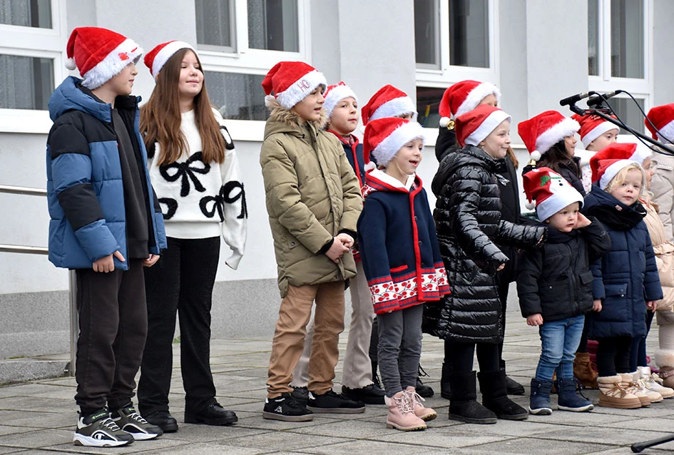 Sveti Nikola stigao u Jakšić; djeca uživala u pjesmi, plesu i poklonima