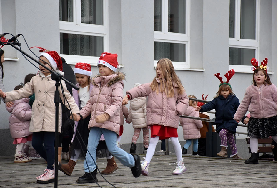 Sveti Nikola stigao u Jakšić; djeca uživala u pjesmi, plesu i poklonima