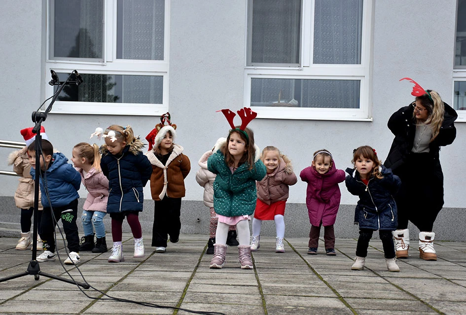 Sveti Nikola stigao u Jakšić; djeca uživala u pjesmi, plesu i poklonima