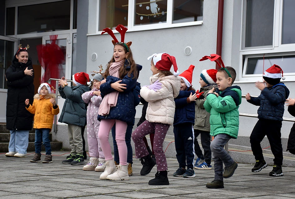 Sveti Nikola stigao u Jakšić; djeca uživala u pjesmi, plesu i poklonima
