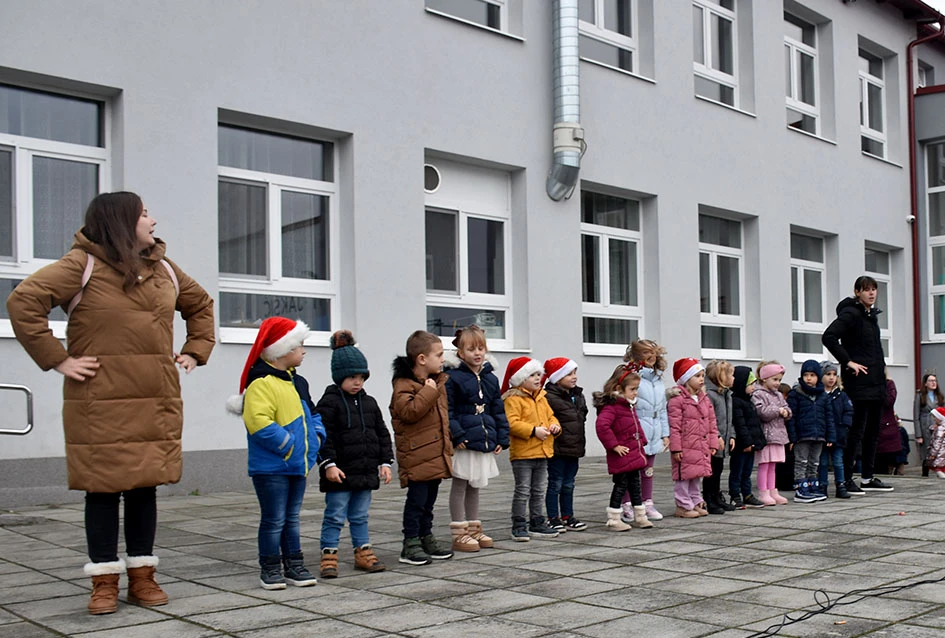 Sveti Nikola stigao u Jakšić; djeca uživala u pjesmi, plesu i poklonima