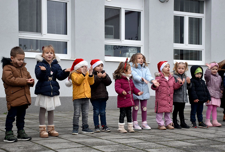 Sveti Nikola stigao u Jakšić; djeca uživala u pjesmi, plesu i poklonima
