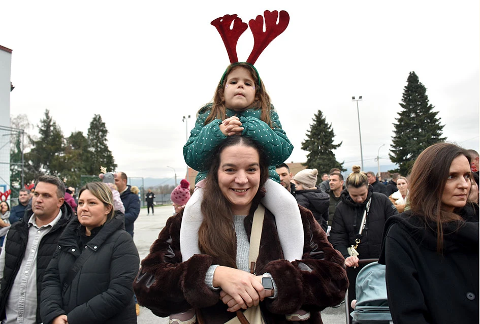 Sveti Nikola stigao u Jakšić; djeca uživala u pjesmi, plesu i poklonima