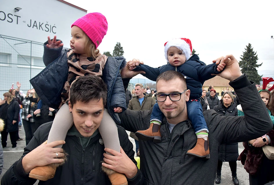 Sveti Nikola stigao u Jakšić; djeca uživala u pjesmi, plesu i poklonima