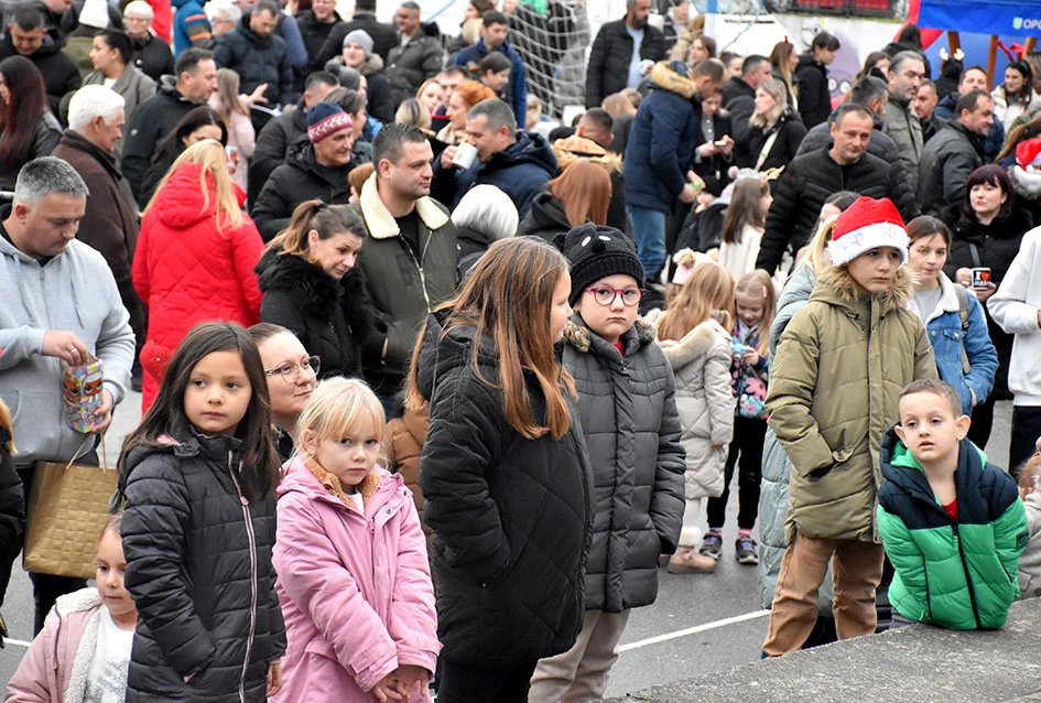 Sveti Nikola stigao u Jakšić; djeca uživala u pjesmi, plesu i poklonima