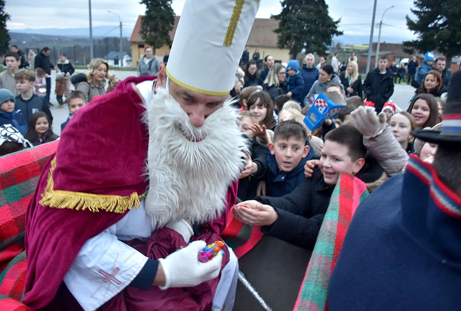 Sveti Nikola stigao u Jakšić; djeca uživala u pjesmi, plesu i poklonima