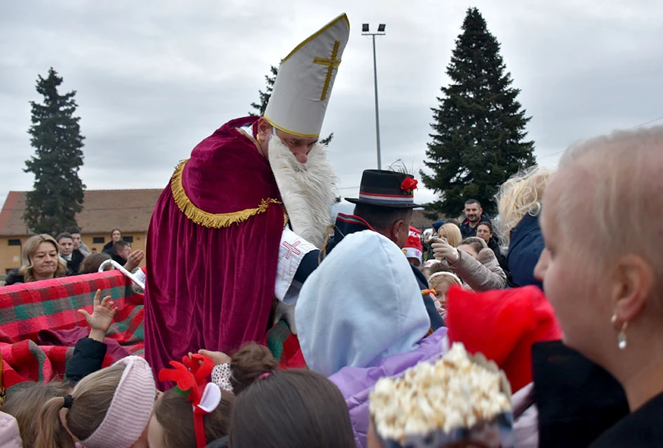Sveti Nikola stigao u Jakšić; djeca uživala u pjesmi, plesu i poklonima