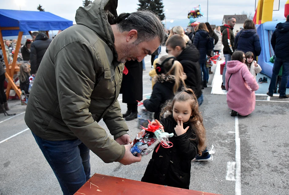Sveti Nikola stigao u Jakšić; djeca uživala u pjesmi, plesu i poklonima