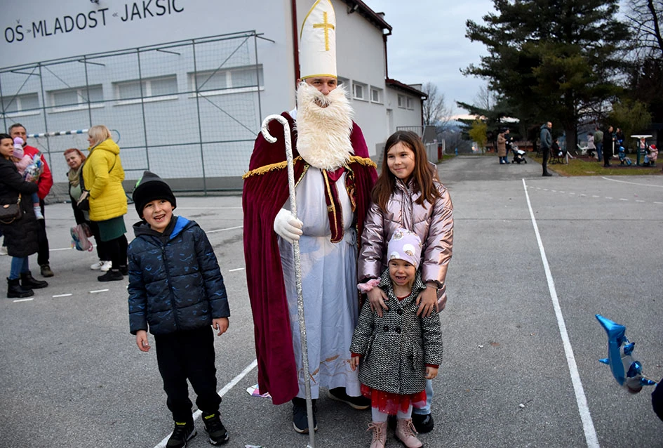 Sveti Nikola stigao u Jakšić; djeca uživala u pjesmi, plesu i poklonima
