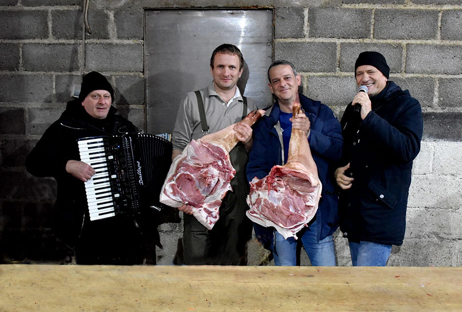 Pjesma, posao i kulen: Jedinstveni ugođaj kolinja kod Ladislava Waltera iz Trenkova