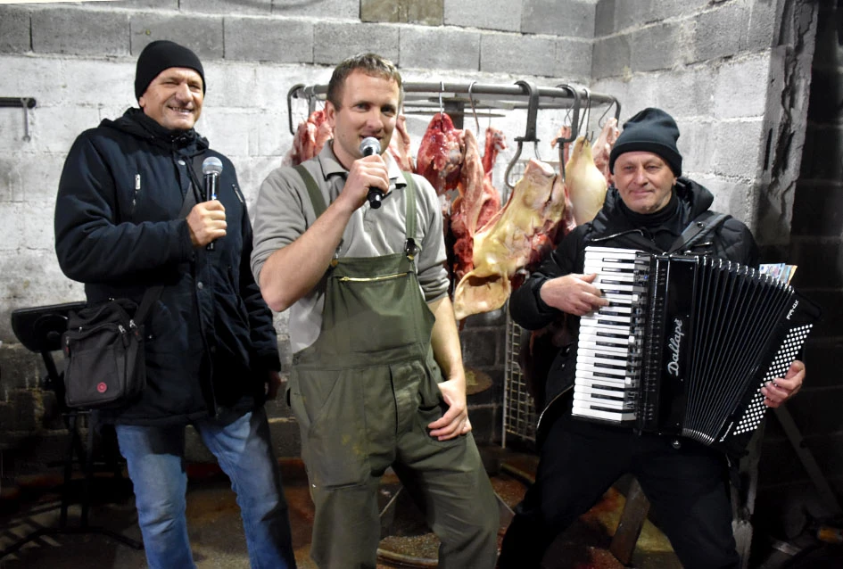 Pjesma, posao i kulen: Jedinstveni ugođaj kolinja kod Ladislava Waltera iz Trenkova