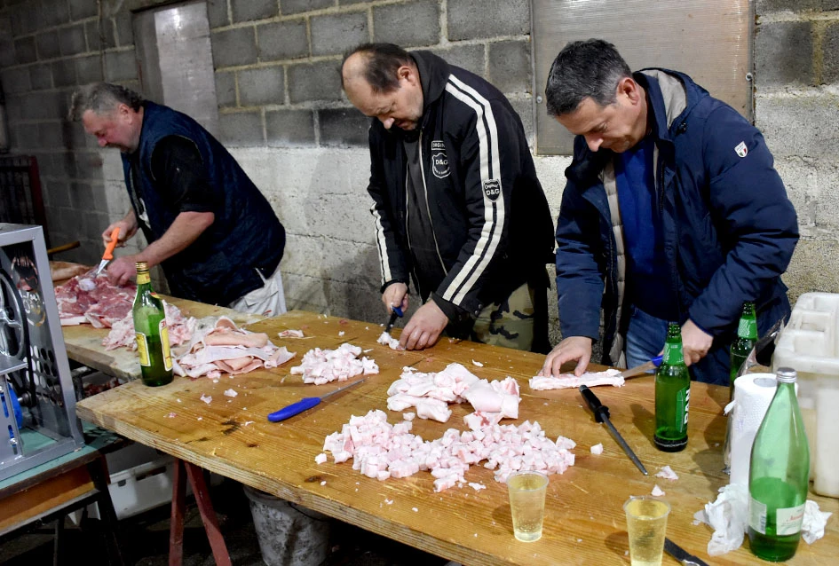 Pjesma, posao i kulen: Jedinstveni ugođaj kolinja kod Ladislava Waltera iz Trenkova