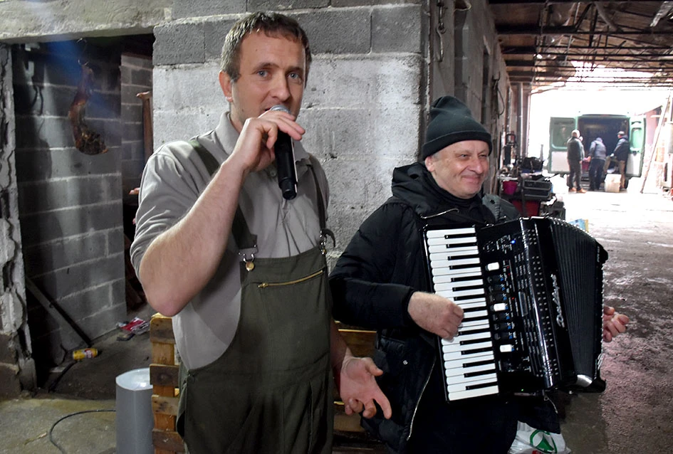 Pjesma, posao i kulen: Jedinstveni ugođaj kolinja kod Ladislava Waltera iz Trenkova