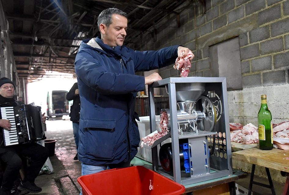 Pjesma, posao i kulen: Jedinstveni ugođaj kolinja kod Ladislava Waltera iz Trenkova