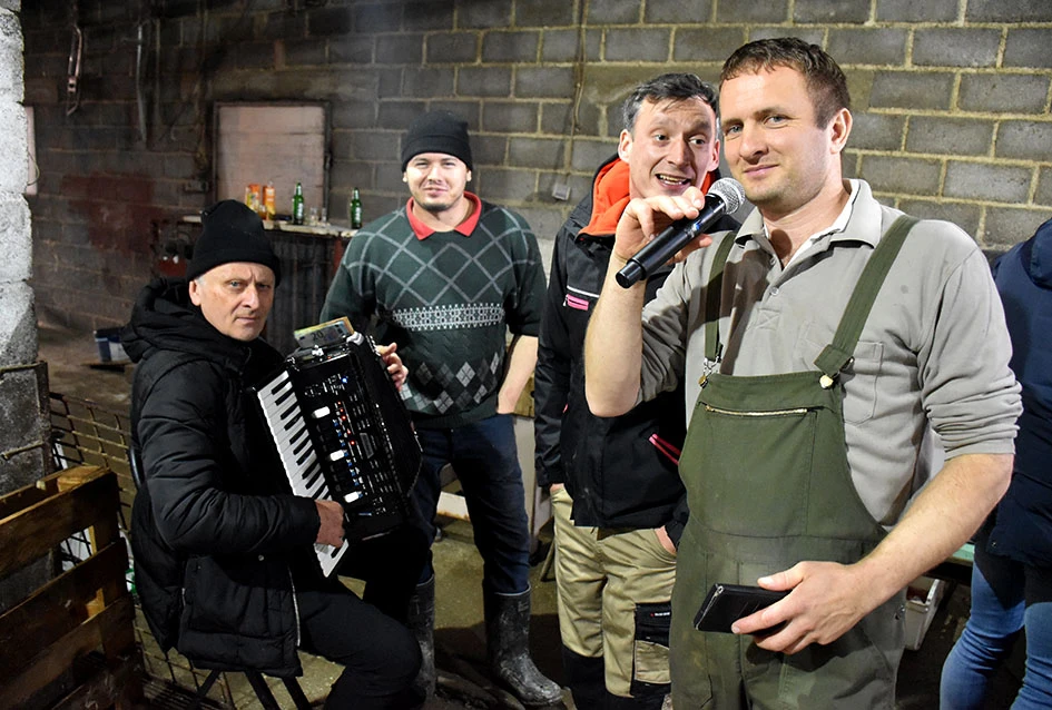 Pjesma, posao i kulen: Jedinstveni ugođaj kolinja kod Ladislava Waltera iz Trenkova