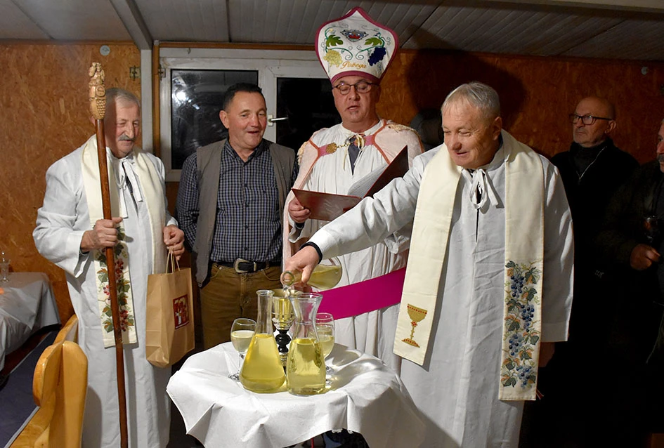 Martinje u Šušanju: Unatoč kašnjenju i izostanku kardinala Bauera, mošt uspješno ’kršten’ u mlado vino