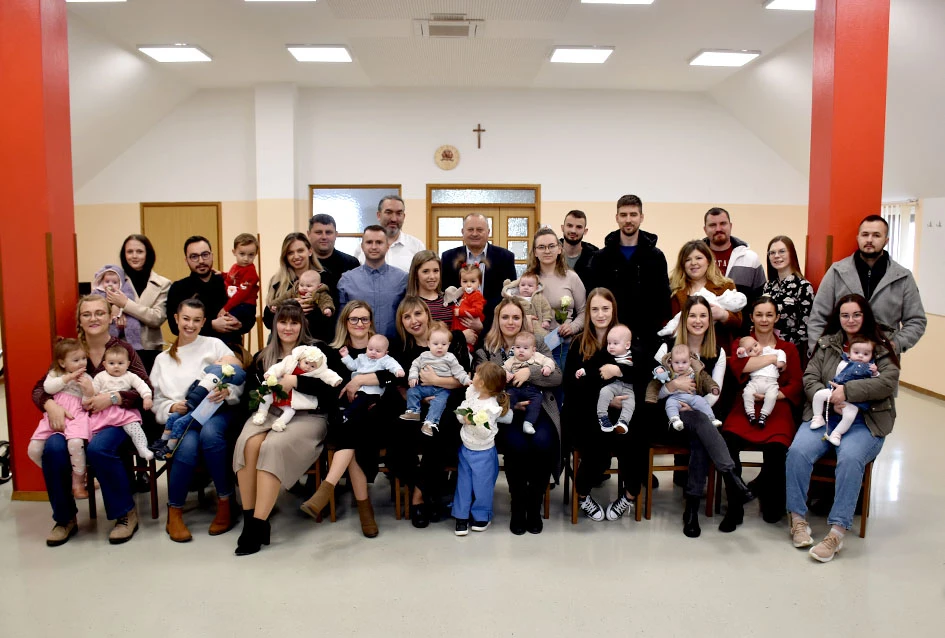 Općina Jakšić nastavila s podrškom obiteljima: Načelnik Kovačević i predsjednik Obradović uručili naknade za 28 novorođenih