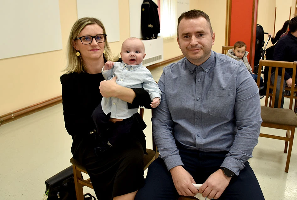 Općina Jakšić nastavila s podrškom obiteljima: Načelnik Kovačević i predsjednik Obradović uručili naknade za 28 novorođenih