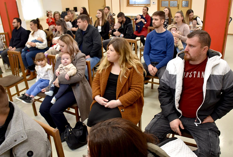 Općina Jakšić nastavila s podrškom obiteljima: Načelnik Kovačević i predsjednik Obradović uručili naknade za 28 novorođenih
