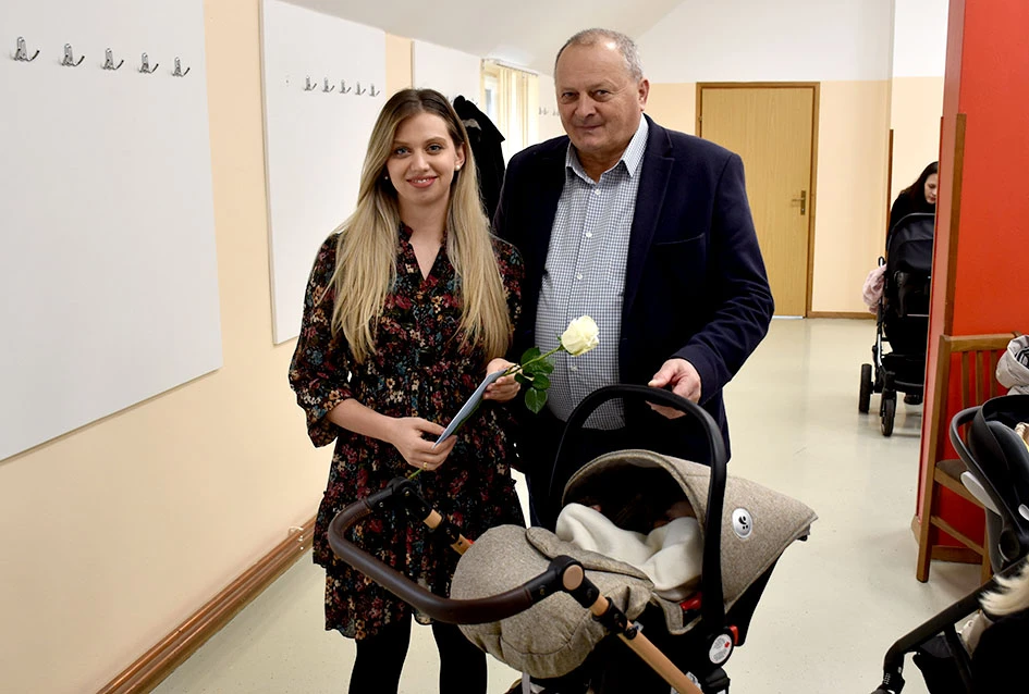 Općina Jakšić nastavila s podrškom obiteljima: Načelnik Kovačević i predsjednik Obradović uručili naknade za 28 novorođenih