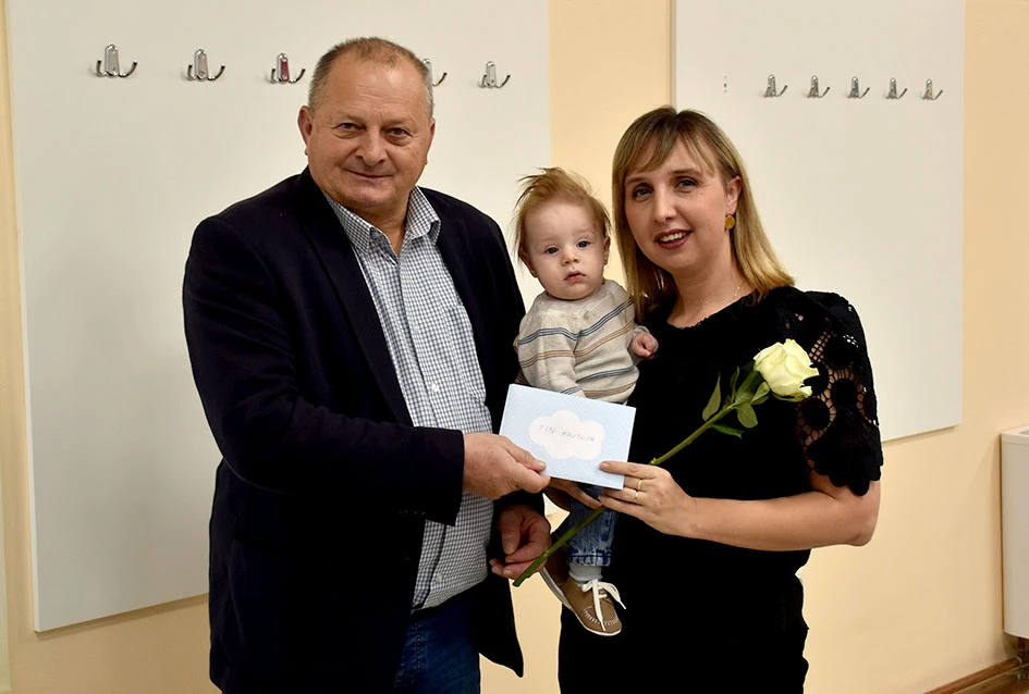 Općina Jakšić nastavila s podrškom obiteljima: Načelnik Kovačević i predsjednik Obradović uručili naknade za 28 novorođenih