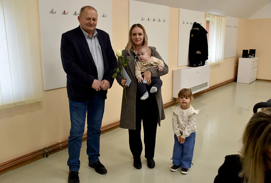 Općina Jakšić nastavila s podrškom obiteljima: Načelnik Kovačević i predsjednik Obradović uručili naknade za 28 novorođenih