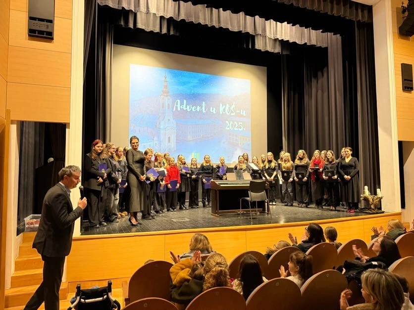 Adventska čarolija u srcu zajednice: Koncert „Ususret Ljubavi“ i „Advent u KOŠ-u“ okupili brojne posjetitelje