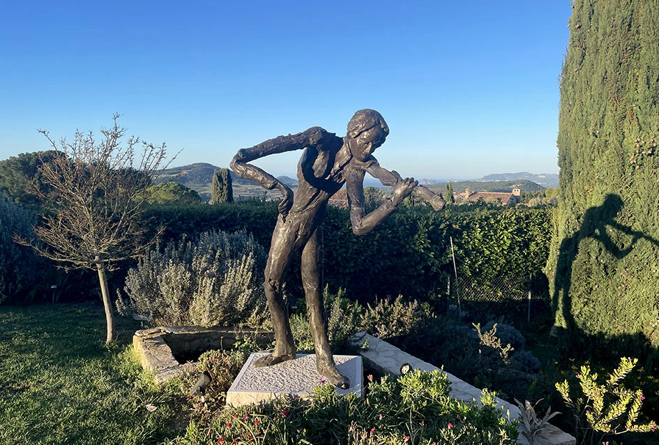 Požeška kiparica Tatjana Kostanjević osvaja Francusku: ’Violinist’ postavljen nedaleko Toulona, nakon što je postao simbol glazbe u Opatiji.
