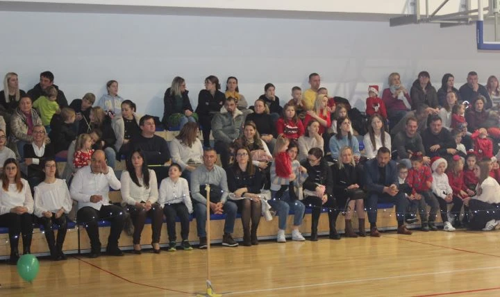 Pleterničke mažoretkinje održale božićnu priredbu