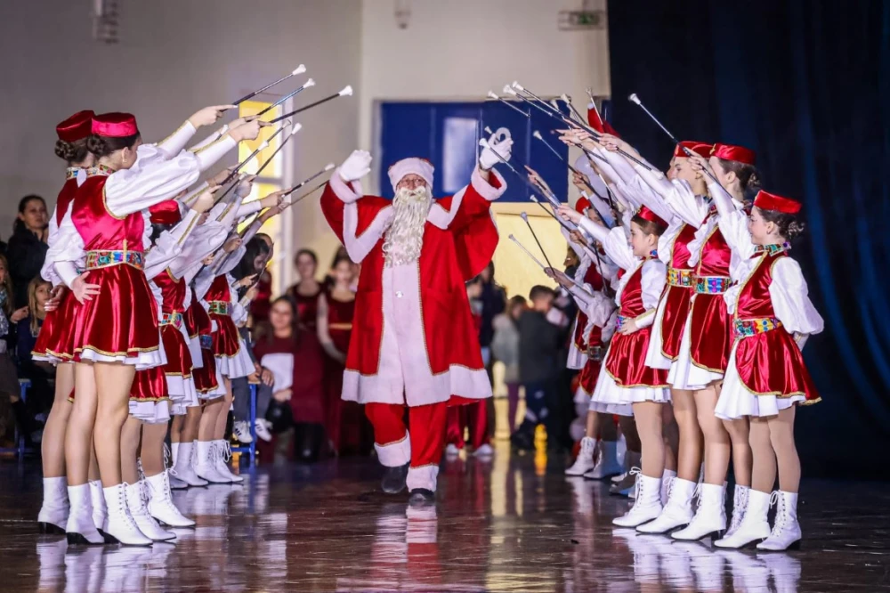 Rasplesani doček Djeda Božićnjaka ispunio dvoranu Tomislav Pirc dječjim osmijesima