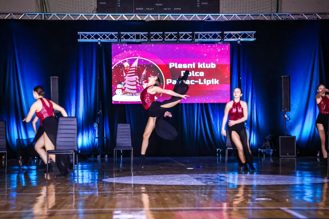 Rasplesani doček Djeda Božićnjaka ispunio dvoranu Tomislav Pirc dječjim osmijesima