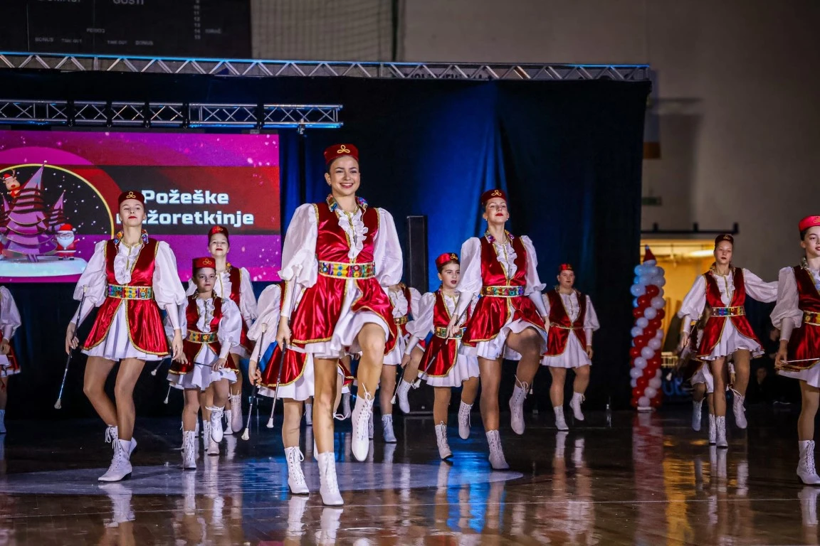 Rasplesani doček Djeda Božićnjaka ispunio dvoranu Tomislav Pirc dječjim osmijesima