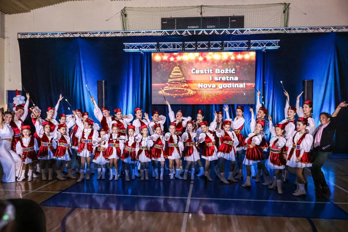 Rasplesani doček Djeda Božićnjaka ispunio dvoranu Tomislav Pirc dječjim osmijesima