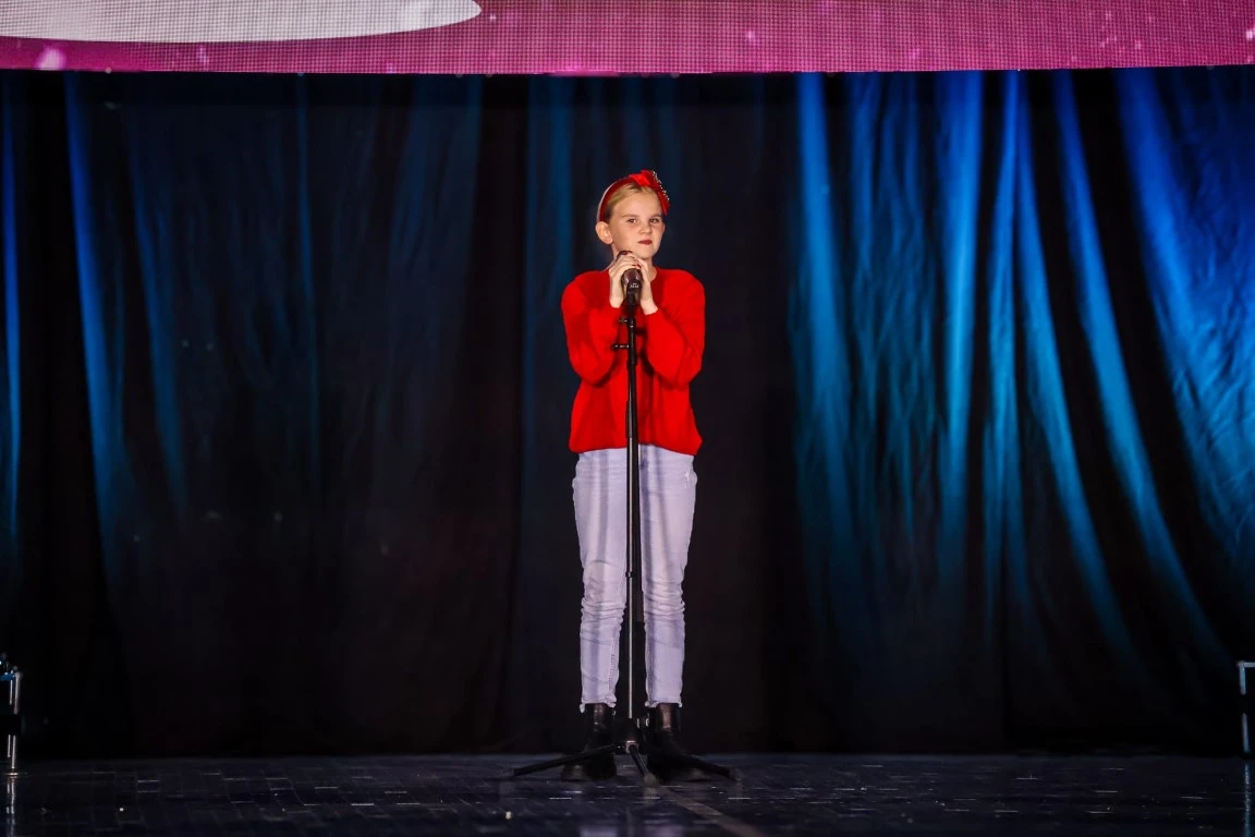 Rasplesani doček Djeda Božićnjaka ispunio dvoranu Tomislav Pirc dječjim osmijesima